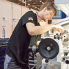 Darius Fauer am zweiten Wettkampftag bei den WorldSkills 2017 in Abu Dhabi: Hoch konzentriert dreht Deutschlands bester Polymechaniker Bauteile für eine Lostrommel. (Foto: WorldSkills Germany)