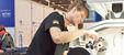 Darius Fauer am zweiten Wettkampftag bei den WorldSkills 2017 in Abu Dhabi: Hoch konzentriert dreht Deutschlands bester Polymechaniker Bauteile für eine Lostrommel. (Foto: WorldSkills Germany)