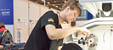 Darius Fauer am zweiten Wettkampftag bei den WorldSkills 2017 in Abu Dhabi: Hoch konzentriert dreht Deutschlands bester Polymechaniker Bauteile für eine Lostrommel. (Foto: WorldSkills Germany)