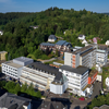 Das Krankenhaus „Maria Hilf“ in der Eifel mit dem kubisch modernen Erweiterungsbau - hier links im Bild an den Bestand anschließend. (Foto: Krankenhaus Maria Hilf/Fotostudio Nieder)