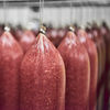 Nach Geheimrezept hergestellt und frisch "geduscht": Metten-Wurst auf dem Weg in die Supermärkte und Fleischerei-Fachgeschäfte.