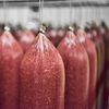Nach Geheimrezept hergestellt und frisch "geduscht": Metten-Wurst auf dem Weg in die Supermärkte und Fleischerei-Fachgeschäfte.