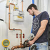 Das erleichtert die Arbeit: Mit einem Presswerkzeug und den abgestimmten Pressbacken ließen sich in Butzbach die unterschiedlichen Rohrleitungssysteme verbinden.