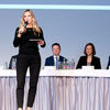 Moderatorin Christiane Stein auf der Bühne beim Viega Symposium in Salzburg.
