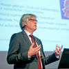 Prof. Dr. Thomas Kistemann auf der Bühne beim Viega Symposium in Salzburg.