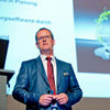 Dieter Hellekes, Leiter der Viega Abteilung Training Services, auf der Bühne beim Viega Symposium in Salzburg.