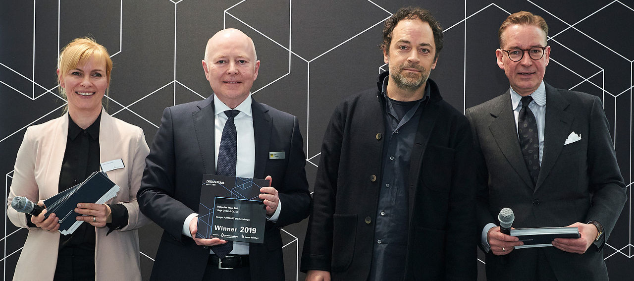 Dominique Ewert from Messe Frankfurt and Andrej Kupetz (right) from the German Design Council hand over the design award to Viega Marketing Director Dirk Thielker (2nd from left) and designer Martin Schickl (2nd from right).